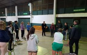 Apóstoles: El Ministro Adolfo Safrán junto al Gabinete Municipal realizaron una visita al equipo de las Mamis Hockey del Club Unión
