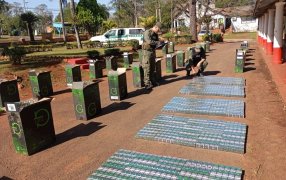 Camioneta con cigarrillos de origen extranjero que carecían del aval aduanero, embistió control de Gendarmería Nacional, el vehículo fue hallado sin ocupantes