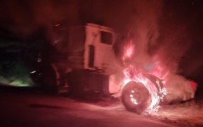 Piñalito Norte: Controlaron el incendio de un camión sobre la Ruta Nacional N° 101, los daños fueron únicamente materiales