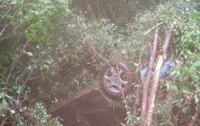 Misiones: Despiste sobre la Ruta Provincial N° 103, dos personas resultaron heridas luego de que el vehículo perdiera el control