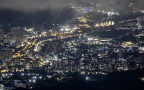 Tensión en Venezuela: Hay fuertes explosiones y sobrevuelo de aviones en Caracas