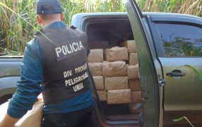La Policía de Misiones frustró la fuga de una camioneta cargada con 900 kilos de droga valuada en más de 3.300 millones de pesos en la ciudad de Eldorado