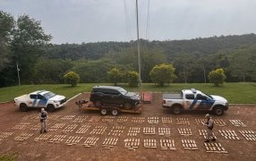 Prefectura Naval Argentina incautó casi media tonelada de droga en Misiones, durante el operativo, también se recuperó una camioneta robada en Brasil