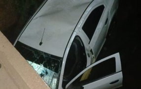 Un vehículo cayó a un arroyo sobre la Avenida Antártida Argentina en la localidad de Jardín América y una mujer resultó lesionada