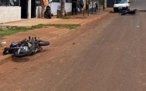 Posadas: Siniestro vial entre motocicletas sobre la Avenida Juan Manuel Fangio dejó a dos jóvenes heridos