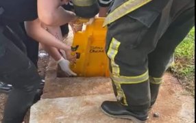 Bomberos en la ciudad de Oberá rescataron a una adolescente de 14 años atrapada e inconsciente en una alcantarilla