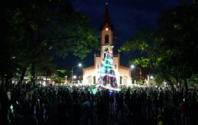 Con el tradicional encendido del árbol, La Navidad comenzó a brillar en el Municipio misionero de Apóstoles