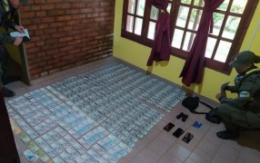 Transportaba distintas divisas sin documentación: El efectivo se encontraba oculto en la guantera de un vehículo