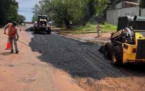 La Dirección Provincial de Vialidad ejecuta mejoras al asfalto en zona urbana del Municipio misionero Puerto Piray