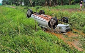 Un automóvil terminó volcado en la banquina sobre la Ruta Nacional N° 12 tras un despiste en la localidad misionera de Santa Ana