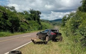 Misiones: Despiste en Ruta Nacional Nº 14, el vehículo salió de la calzada y terminó detenido en la banquina dejando a una familia con lesiones a evaluar