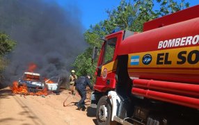 El Soberbio: Un vehículo se incendió por completo mientras circulaba por un camino terrado, no hubo personas lesionadas