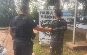 Posadas: Arrestaron a un individuo acusado de apuñalar y golpear a un joven, quien fue reconocido por la víctima mediante imágenes de cámaras de seguridad