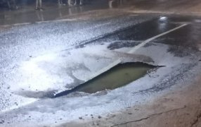 Posadas: Asistencia policial por hundimiento de asfalto y anegamiento en una vivienda de la Chacra 43