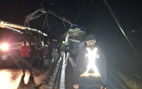Un camión chocó contra un poste de energía, dejando sin luz a parte de la localidad misionera de 25 de Mayo, el accidente se produjo cuando cayó sobre la calzada y fue chocado de frente