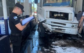 Santa Ana: Un camión impactó contra la estructura del Peaje sobre la Ruta Nacional N° 12, como consecuencia del impacto, el conductor resultó lesionado