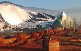Misiones: Un tinglado en construcción de  una fábrica colapsó por las fuertes ráfagas de viento en la localidad de Dos de Mayo