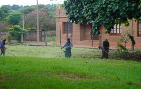 Apóstoles: Para el inicio del ciclo lectivo, el Municipio lleva adelante tareas de corte de pasto y limpieza en distintos establecimientos educativos