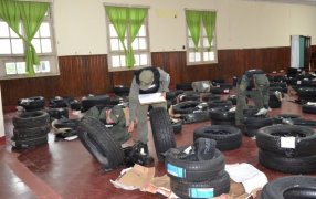 Gendarmería Nacional aperturó encomiendas que contenían neumáticos: Se trataron de 169 bultos interdictados en la localidad correntina de Santo Tomé