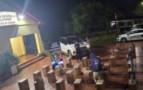 Una camioneta en fuga fue interceptada por la Policía de Misiones sobre la Ruta Nacional N° 12, era robada en el Brasil y transportaba un millonario contrabando