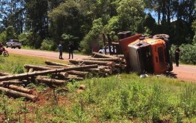Misiones: Camión cargado con maderas volcó sobre la Ruta Nacional N° 14 en el Municipio de San Vicente,  sin causar heridos