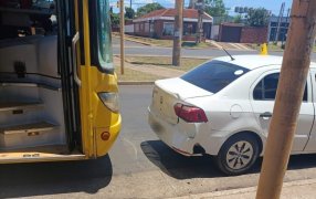 Posadas: Siniestro vial entre colectivo del transporte urbano de pasajeros y automóvil, dejó como saldo a una pasajera lesionada