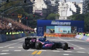 Franco Colapinto rueda por primera vez con un Fórmula 1 por las calles de la Ciudad Autónoma de Buenos Aires frente a miles de personas