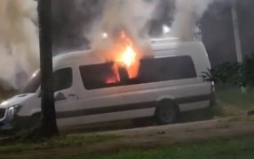 Posadas: Se incendió una camioneta Sprinter estacionada en la vía pública, fue casi totalmente consumida por las llamas, los Bomberos evitaron la propagación a otros vehículos y viviendas cercanas