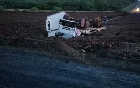 Siniestro vial sobre la Ruta Nacional N° 105 en jurisdicción del Municipio de Fachinal, un camión terminó volcado en zona de rotonda en construcción