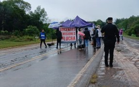 Jardín América: Esta mañana, un grupo de aproximadamente 25 docentes autoconvocados realizan un corte total sobre la Ruta Nacional N° 12