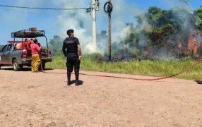 Bomberos sofocaron un incendio de malezas en el acceso al área del Teyú Cuaré en jurisdicción del Municipio misionero de San Ignacio