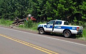 Despiste y vuelco de un camión sobre la Ruta Nacional N° 14 dejó un conductor lesionado, fue en jurisdicción de la ciudad de Leandro N. Alem