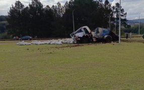 Misiones: Despiste de un camión cargado con yerba mate canchada en el Municipio de Dos de Mayo, el chofer resultó herido