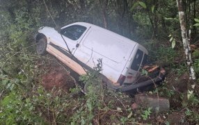 Misiones: Despiste de un automóvil sobre la Ruta Nacional Nº 12, en jurisdicción del Municipio de Garuhapé, dejó cinco personas lesionadas