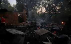 Misiones: Una vivienda se incendió por completo ubicada en Colonia Tacuara de la localidad de Santo Pipó, no se registraron personas lesionadas