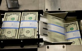 El dólar cayó por cuarto día seguido y marcó el precio más bajo en dos meses