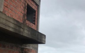 Obrero resultó con lesiones graves tras caída en una obra en el Barrio posadeño de Miguel Lanús