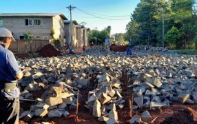 Apóstoles: Se llevan adelante tareas de empedrado sobre calle Nicolás Nahirñak en el Barrio Chacra 66
