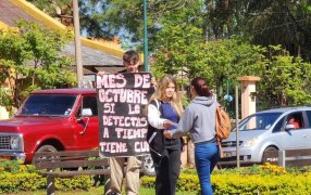 Apóstoles: Juventud comprometida con la prevención del Cáncer de Mama, estudiantes de la EPET N° 5 "Fray Luis Beltrán" realizaron una movilización en el marco del Mes Rosa