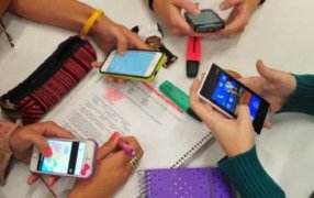 Escuelas de la ciudad de Posadas debaten el uso del celular como herramienta educativa y pedagógica
