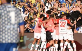 Torneo Clausura: Estudiantes de La Plata dio el golpe en el Gigante de Arroyito, le ganó 1 a 0 a Rosario Central y avanzó a cuartos de final