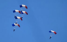 Francia celebra el Día de la Bastilla con un tradicional desfile militar, Zelensky como invitado de honor y un amplio respaldo a Ucrania