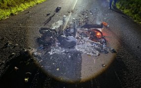 Un motociclista sufrió graves lesiones y quemaduras tras chocar contra un tractor sobre la Ruta Provincial Costera 2 en el Municipio misionero de Mojón Grande
