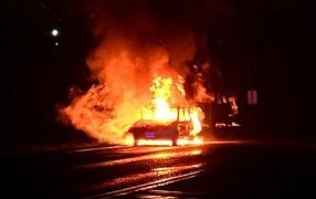 Oberá: Un vehículo se incendió en la vía pública, se realizan averiguaciones para determinar la procedencia del rodado