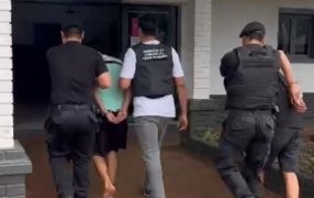 Posadas: Un hombre armado con un supuesto fusil fue detenido junto a su padre tras un violento desorden, el procedimiento se concretó tras una denuncia por un violento episodio que dejó a tres policías lesionados