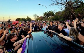 Javier Milei pudo reencontrarse con sus seguidores en Paraná: "La estamos pasando mal, pero estamos cada día mejor", tras los incidentes en Santa Fe, el Presidente retomó su gira por el interior con una parada en Entre Ríos