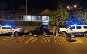 Automóvil cargado con marihuana embistió control de Gendarmería Nacional: Ambos ocupantes abandonaron el rodado, pero fueron posteriormente aprehendidos