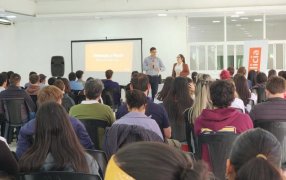 Jóvenes apostoleños se capacitan en educación financiera con el Banco Galicia, buscan brindar herramientas prácticas para aprender a manejar su dinero y tomar decisiones financieras responsables