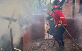 Incendio de una vivienda en la ciudad de Oberá, se habría originado tras un cortocircuito y dejó solo daños materiales