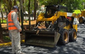 La Dirección Provincial de Vialidad mejora y asfalta calles del centro histórico de la ciudad misionera de Puerto Iguazú